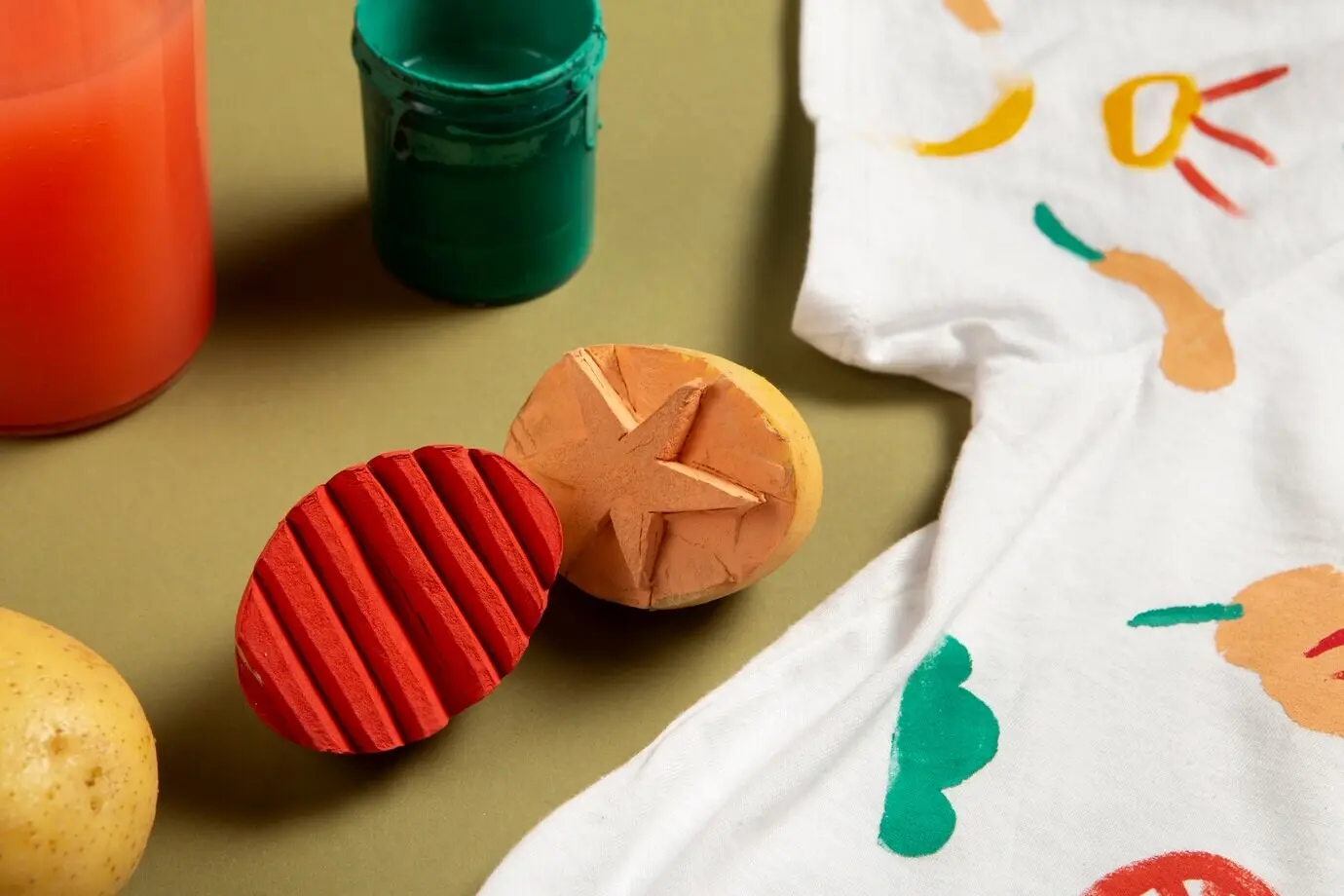 Weißes T-Shirt mit einem selbstgemachten, mit Farben bemalten Design.